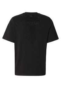 T-shirt noir à manches courtes avec un motif subtil de petites perforations formant une forme triangulaire dans le haut du dos.