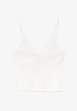 Hvid cami-top med tynde stropper, struktureret stof, v-halsudskæring og blonderdetaljer ved buste og kant. Basic, tætsiddende design.