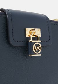 MICHAEL Michael Kors RUBY ZIP  - Kuvertväska - navy
