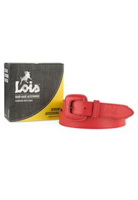 Cinturón de cuero rojo con una hebilla metálica rectangular, que presenta un logotipo en relieve. Presentado junto a una caja de marca en amarillo y gris.