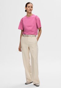 Selected Femme SLFPENELOPE RUFFLE TEE - Triko s potiskem - phlox pink