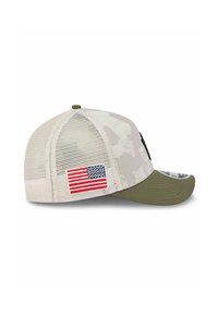 Tarnkappenmütze mit Netzrücken, olivgrünem Schirm und gesticktem amerikanischen Flaggenpatch an der Seite. Strukturierter Entwurf mit gebogenem Schirm.
