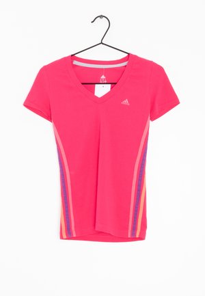 Jasnoróżowa sportowa koszulka Adidas z krótkim rękawem i dekoltem w serek, z pionowymi pomarańczowymi i fioletowymi paskami po bokach, wisząca na czarnym wieszaku.