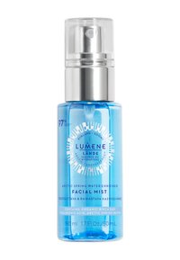 Brume visage Lumene dans une bouteille bleue transparente avec un vaporisateur argenté. Présente un logo blanc circulaire et du texte détaillant les ingrédients.