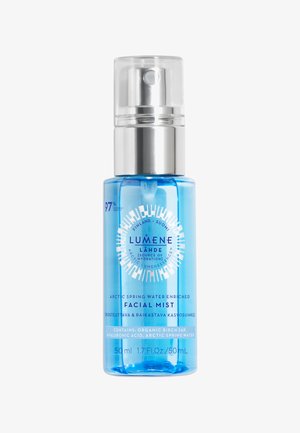 Lumene Gesichtsspray in einer transparenten blauen Flasche mit einem silbernen Sprühkopf. Enthält weiße, kreisförmige Markenverzeichnung und Text, der die Inhaltsstoffe detailliert.