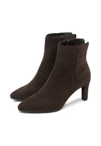 Stivali alla caviglia in suede marrone con punta a punta e tacco a blocco di 3 pollici. Presentano una cerniera laterale e una texture liscia.