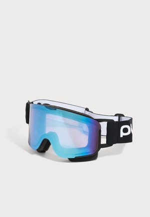Lunettes de ski avec verre teinté bleu réfléchissant et sangle noire ajustable avec logo partiel blanc sur fond blanc.