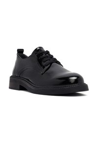 Zwarte leren veterschoenen met een glanzende afwerking, ronde neus en een lage blokhak. Kenmerkt zich door een gestikte accent langs de zool.