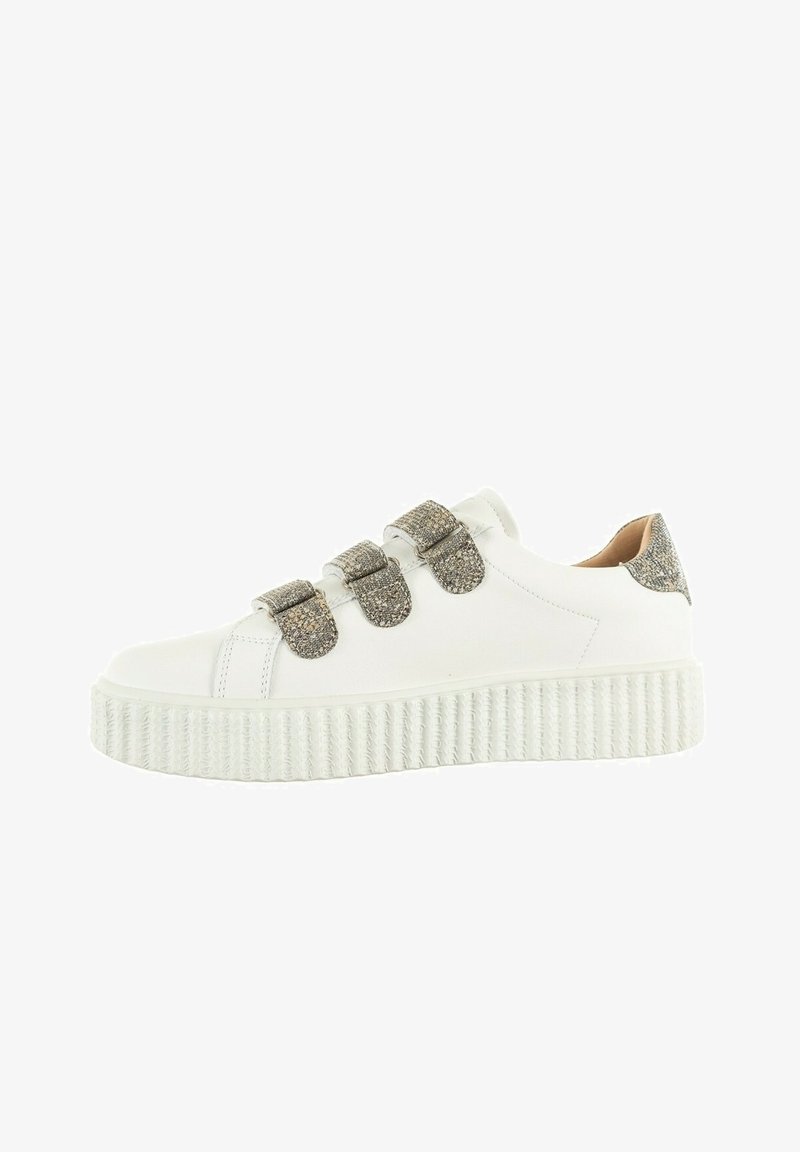 Witte leren sneaker met drie decoratieve banden, getextureerde zilveren accenten en een dikke, geribbelde witte zool. Glad interieur.