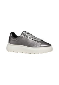 Sneaker grigio metallico con tomaia in pelle liscia, lacci grigi, suola spessa bianca e motivo di battistrada circolare per una buona aderenza.