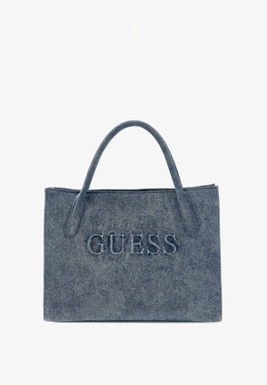Borsa a mano in denim con due manici e il nome del marchio "GUESS" impresso sul davanti con un filo blu coordinato.