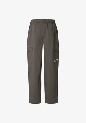 Spodnie cargo z ciemnoszarej tkaniny, wyposażone w elastyczny pas, dwie boczne kieszenie oraz logo na prawej nogawce. Gładka faktura.