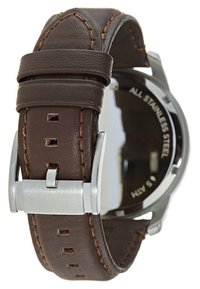 Bracelet de montre en cuir brun avec des coutures contrastantes, quincaillerie en acier inoxydable et boucle en argent poli. Dos marqué "TOUT EN ACIER INOXYDABLE."
