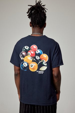 Schwarzes T-Shirt mit kurzen Ärmeln, das ein buntes Grafikdesign von Billardkugeln mit Buchstaben zeigt, vor einem schlichten Hintergrund.