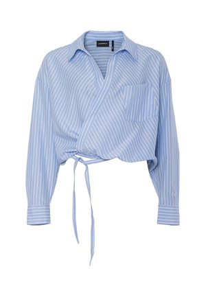 Camisa cruzada azul clara con rayas verticales blancas, mangas largas, bolsillo en el pecho, cuello y lazo en la cintura.