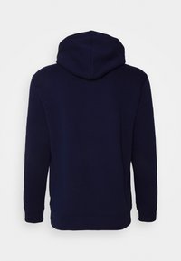 Sudadera azul marino con una textura suave, mangas largas, capucha con cordón y dobladillo recto. Sin logotipos ni patrones visibles.