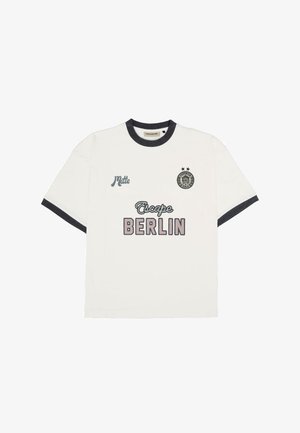 Valge lühikese varrukaga T-särk musta äärega kaeluses ja varrukates, millel on kiri "Mitte," "Escape," "BERLIN," ja ümmargune sümbol kahe tähtega.