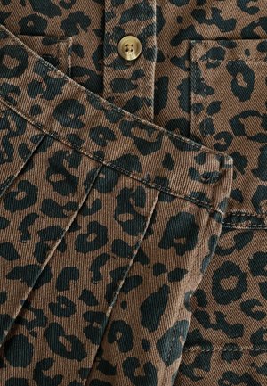 Leopardskinnigt tyg i brunt och svart med en texturerad, ribbad yta; har en knapp och fickor; plisserad design.