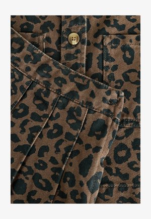 Leopardenmusterstoff in Braun und Schwarz mit einer strukturierten, gerippten Oberfläche; verfügt über einen Knopf und Taschen; plissiertes Design.