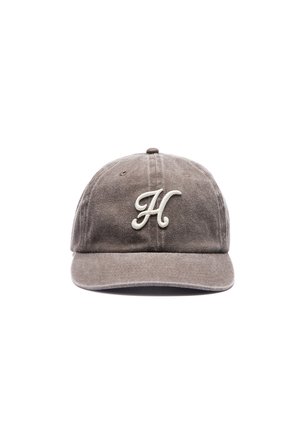 Gorra de béisbol marrón desgastada, con visera curvada y una letra H blanca en relieve en la parte delantera.