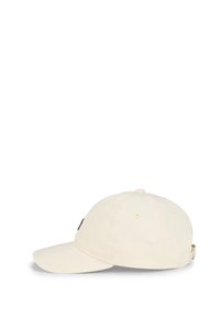 Cremefarbene Baseballmütze mit gebogenem Schirm, Stoffösen, verstellbarem Riemen und kontrastierendem schwarzem Logo auf der Vorderseite. Glatte Textur.