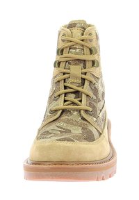 Stivale tattico mimetico marrone con collare imbottito, allacciatura frontale, dettagli in suede e suola in gomma. Tessuto testurizzato e costruzione resistente.