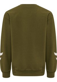 Khaki zielony sweter z miękkiego materiału, z okrągłym dekoltem, ściągaczami przy rękawach oraz trzema białymi diagonalnymi paskami na rękawach.