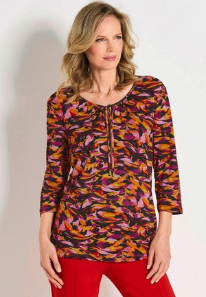 Mehrfarbige Bluse mit floralem Muster in Rosa-, Orange- und Schwarztönen; mit rundem Ausschnitt und drei Viertelärmel.