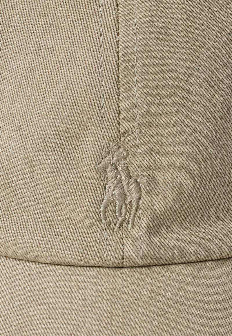 Casquette de baseball khaki en coton avec une finition texturée, arborant un logo brodé d'un cheval cabré dans un fil assorti.