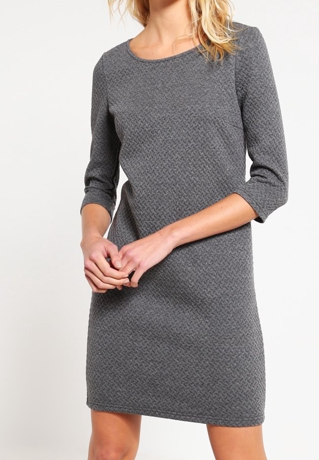 Robe grise texturée avec des manches trois-quarts, un col rond et une coupe droite. Le tissu présente un motif tissé pour plus de détails.