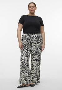 Vero Moda Curve VMCILONA WIDE PANTS - Trousers - birch/black