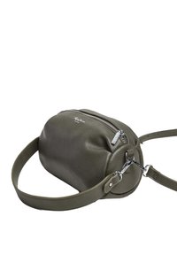 Borsa a tracolla in pelle verde oliva, forma arrotondata, chiusura a zip, dettagli in metallo argentato, tracolla regolabile, superficie testurizzata.