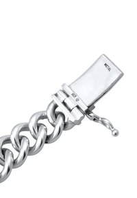 Silverfärgad metallarmband med tjocka, sammanlänkade länkar och ett platt spänne som är gravyrerat med "METAL" och "925." Slät, polerad yta.