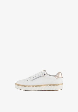 Weißes Ledersneaker mit silbernem Reißverschlussdetail, strukturiertem beigem Sohlenrand und metallischem goldenen Akzent an der Ferse. Mit Schnürdesign.