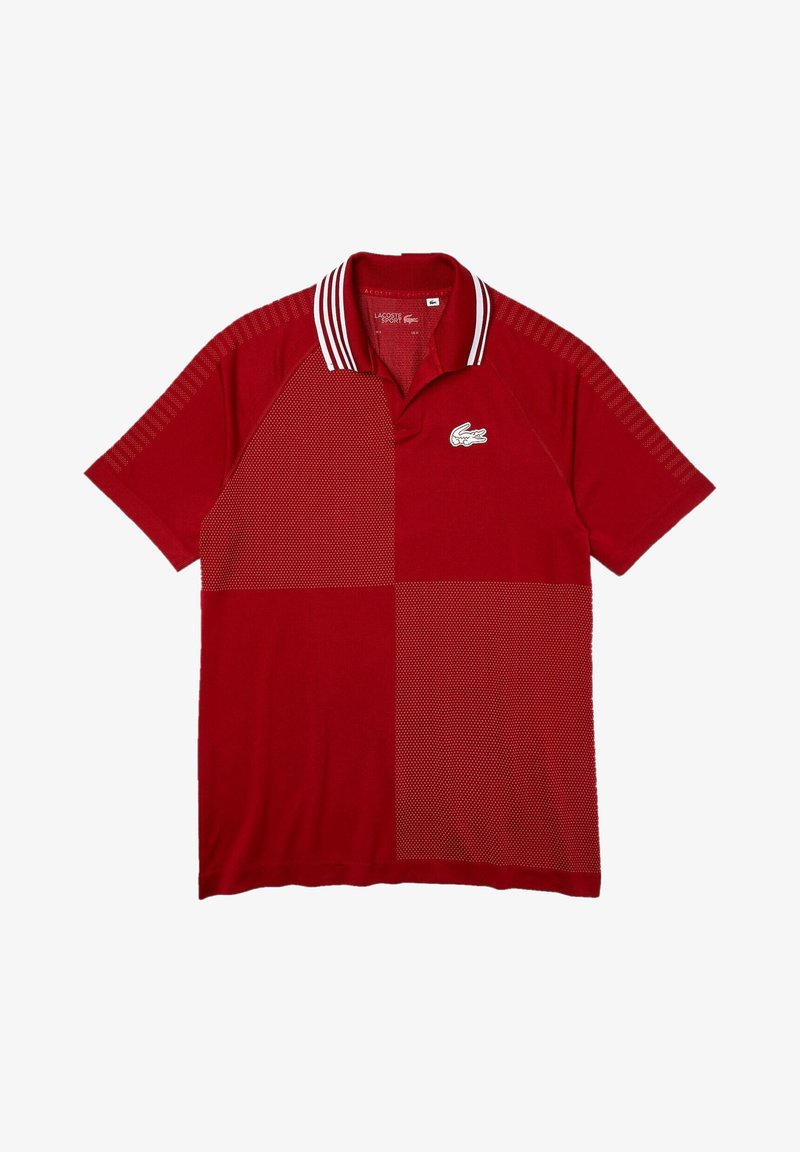 Červená polo košile Lacoste s kostkovaným vzorem, bílým krokodýlím logem na hrudi a bílým pruhovaným límečkem.