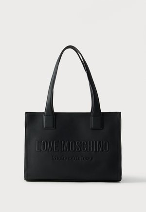 Borsa tote in ecopelle nera con testo in rilievo "LOVE MOSCHINO" e "Made with love". Presenta due manici robusti e un design minimalista.