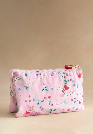 Rosa Stoffbeutel mit einem roten Reißverschlussüberschub, verziert mit verspielten Tieren, Herzen, Blumen und Blättern in Pastellfarben.