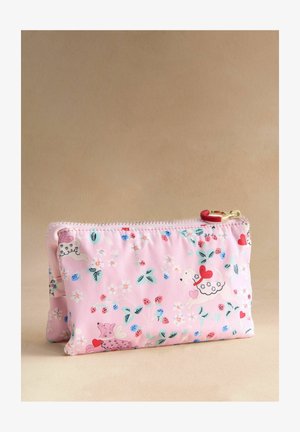 Săculeț din material roz cu fermoar roșu, decorat cu animale fantastice, inimioare, flori și frunze în culori pastelate.