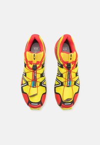 Salomon Sportstyle SPEEDCROSS 3 UNISEX - Sportcipő - sulphur spring/high risk red/black