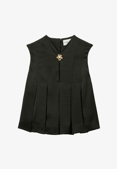 Top negro sin mangas con escote en V y diseño plisado. Presenta un adorno decorativo de flor dorada cerca del centro y un cierre de cremallera en la parte posterior.