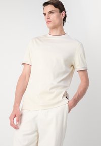 BOSS BOSS X PORSCHE THOMPSON - Paprasti marškinėliai - open white
