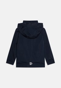 Tamsiai mėlyna gobtuvu striukė su ilgomis rankovėmis, elastingomis rankogalėmis ir logotipo akcentu apačioje. Lygi, vandeniui atspari medžiaga.