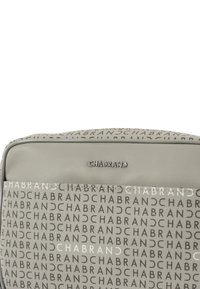 Bolso de imitación cuero gris que presenta un patrón repetido del logo "Chabrand", textura suave y cierre de cremallera con un acento metálico de la marca.