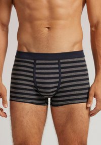 Páskové boxerky vyrobené z elastického materiálu, s vodorovnými námořnickými a šedými pruhy, elastickým pasem a přiléhavým střihem.