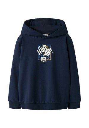 Marineblå hettegenser med teksten "LEVEL UP!" og FIFA-logo over en stilisert grafikk av en fotball og nett på brystet.