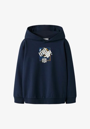 Marineblå hettegenser med teksten "LEVEL UP!" og FIFA-logo over en stilisert grafikk av en fotball og nett på brystet.