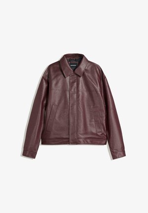 Bordeaux neplederen jas met een gekraagde halslijn, rits aan de voorkant en twee zijzakken; gladde textuur en relaxed fit.