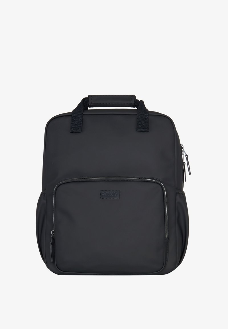 Mochila negra hecha de tela suave, con forma rectangular, dos asas superiores, bolsillo frontal con cremallera y parche de logo.