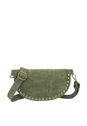 Sac à épaule en daim vert olive avec des clous dorés le long du bord du rabat et une sangle ajustable avec une boucle dorée.