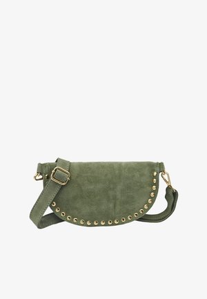 Sac à épaule en daim vert olive avec des clous dorés le long du bord du rabat et une sangle ajustable avec une boucle dorée.